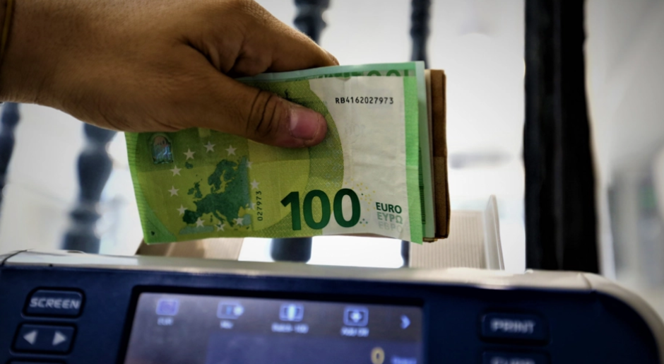 ŽENA NAŠLA 5.500 EVRA U KEŠU Otišla u banku, vratili je zbog neverovatnog razloga